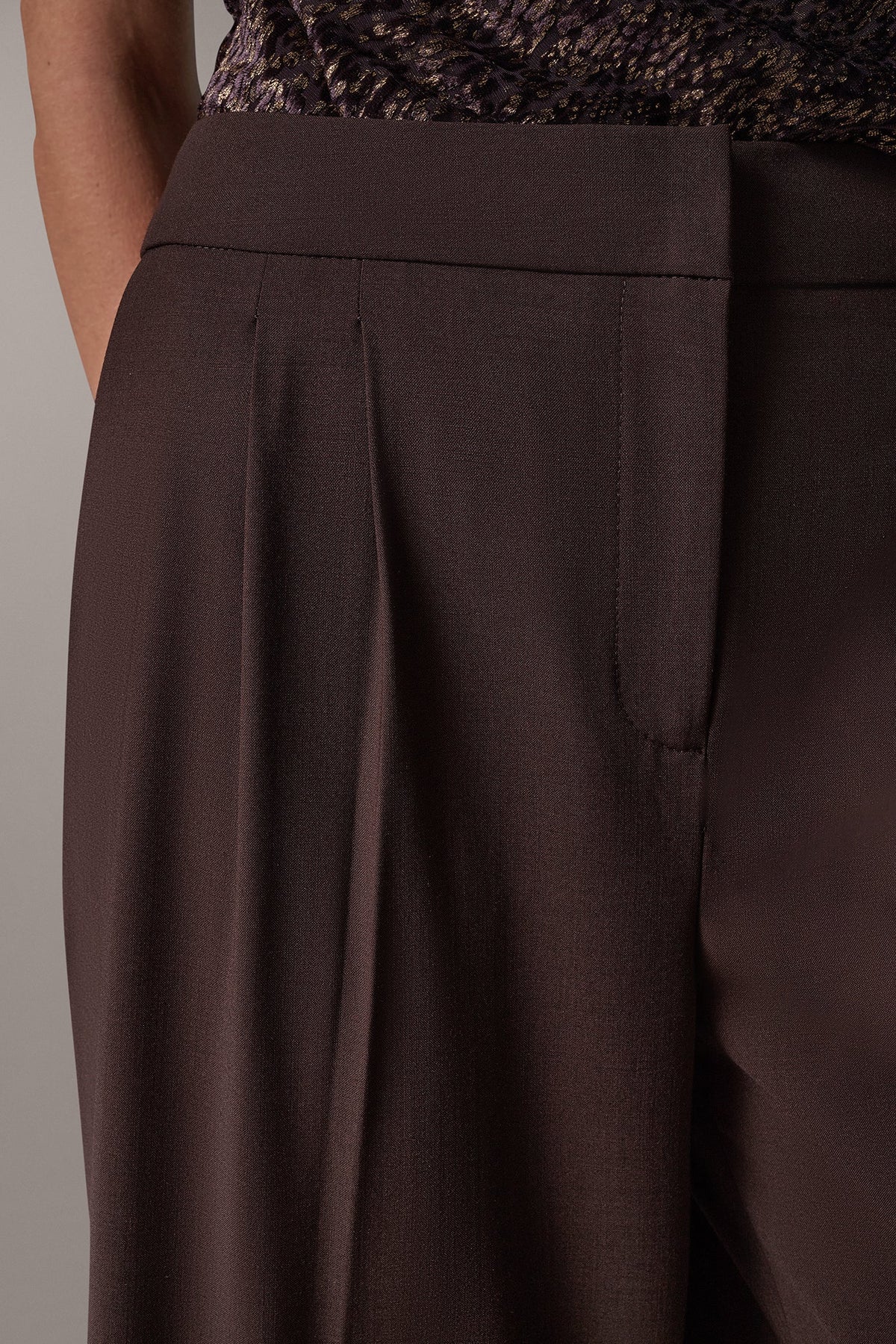 HIGH-RISE PLEATED WIDE-LEG SUIT PANT